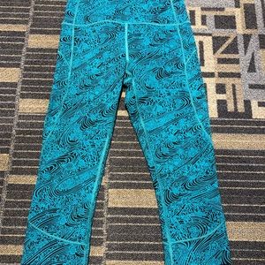 LULULEMON In Movement Crops Size 8 NWOT